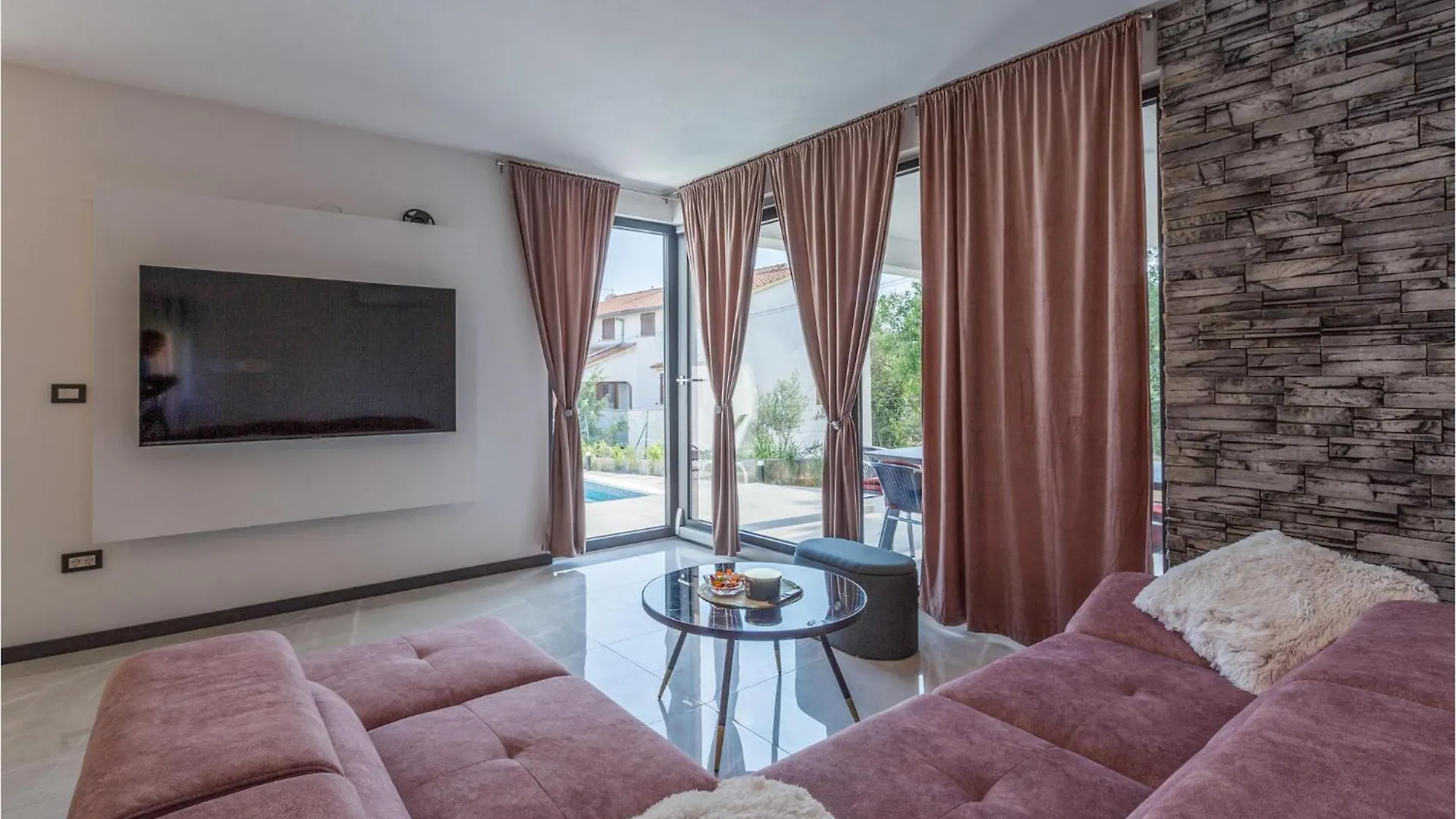 4 Bedroom Beautiful Home In Rovinjsko Selo Holiday home