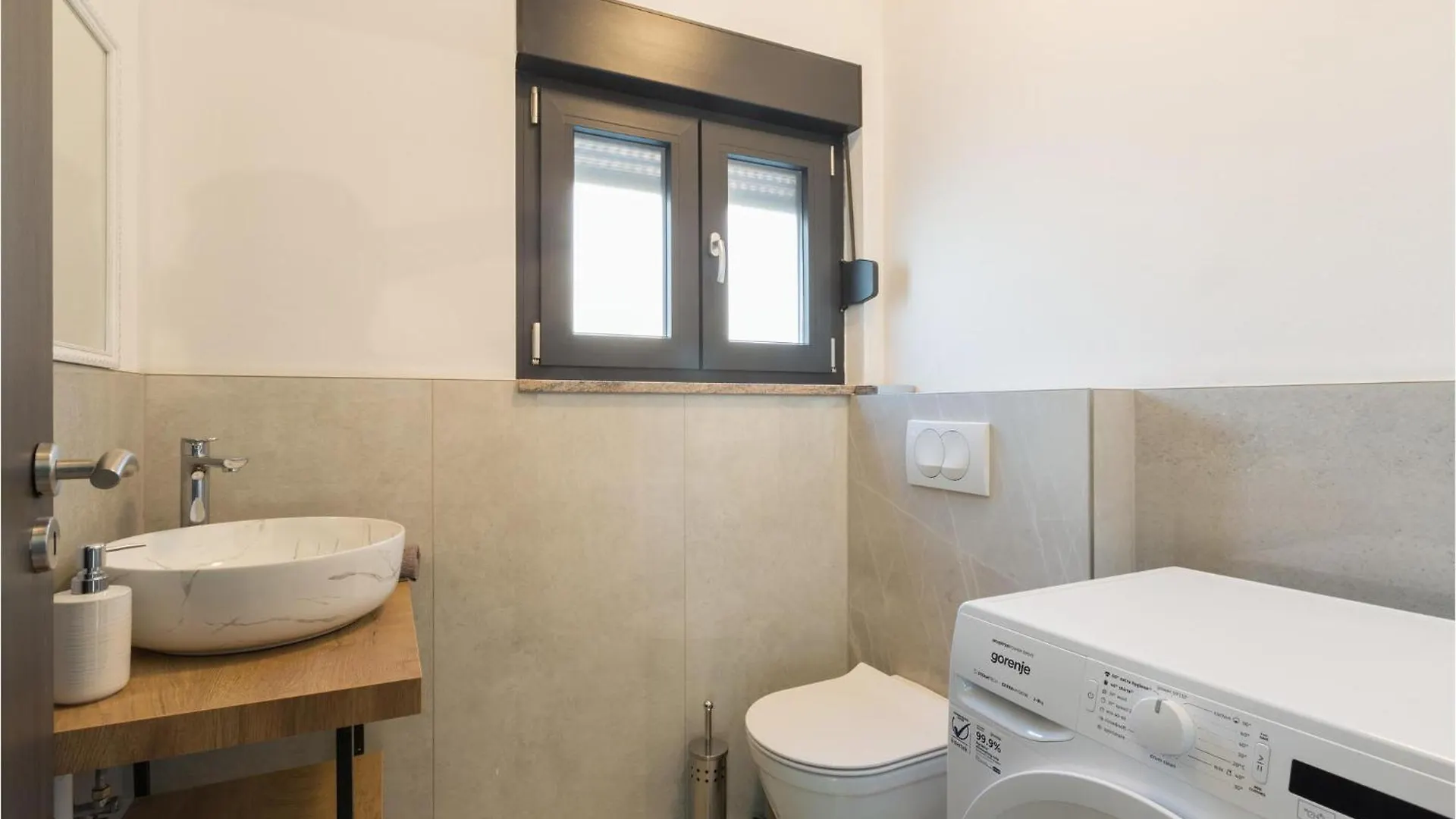 4 Bedroom Beautiful Home In Rovinjsko Selo Holiday home